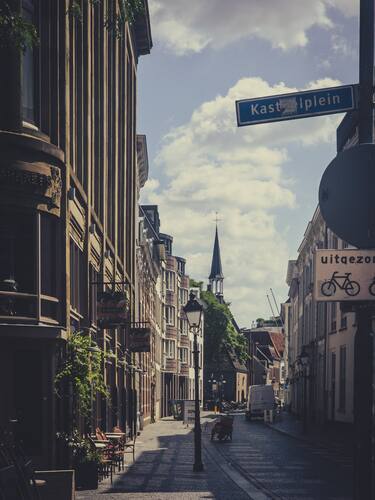 Smalle historische straat met het blauwe straatnaambord ‘Kasteelplein’.