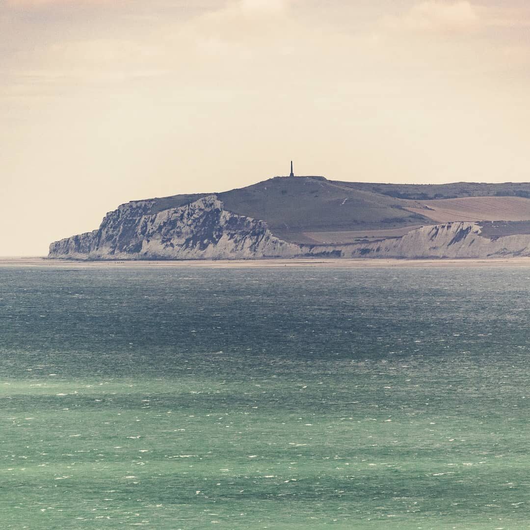Cap Blanc-Nez.

Fun fact: Cap Blanc-Nez dankt zijn naam aan de witte neuzen van de Britse toeristen die een driedubbele laag zonnecreme op h