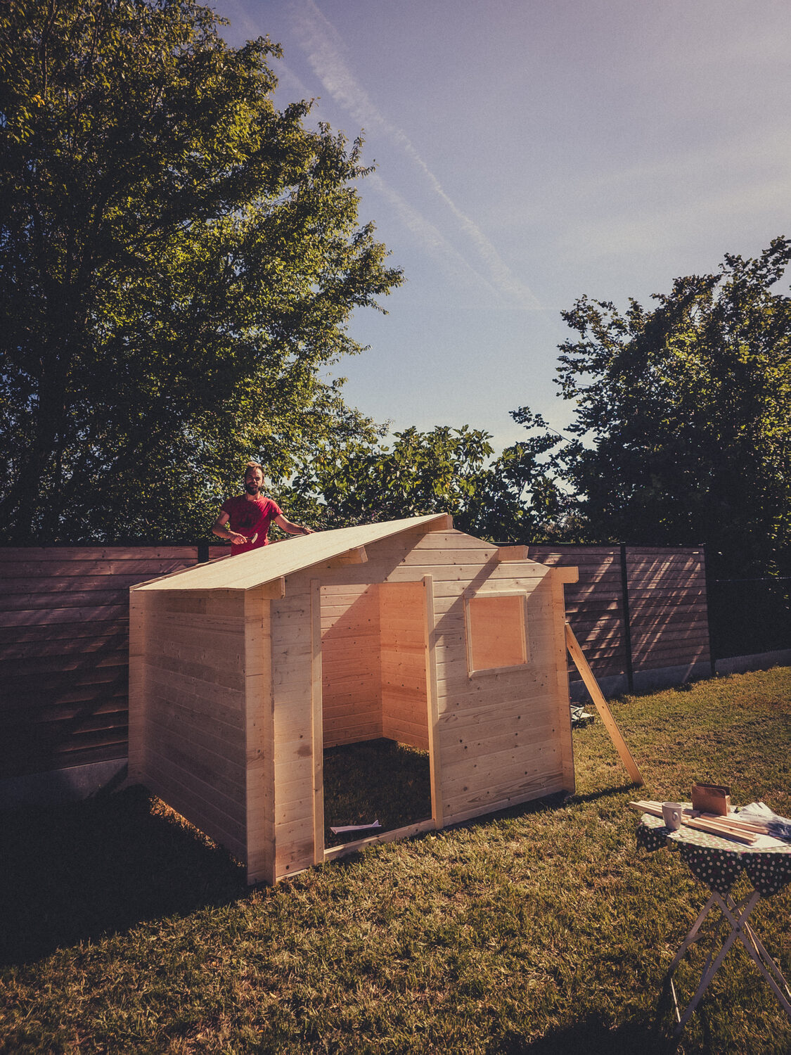 "Zet eens mee een tuinhuis op, op deze superzonnige dag." - mijn mama