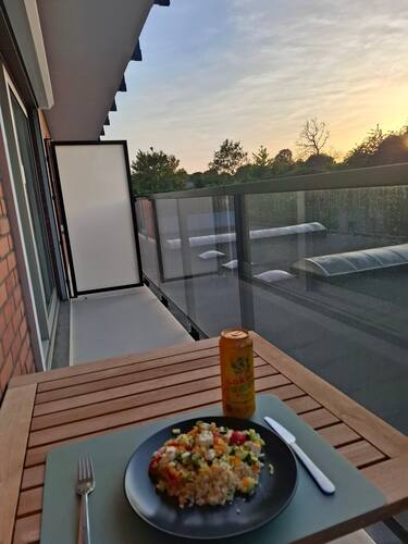First time having dinner on the new terrace! Enjoying the evening sun with a new creation to celebrate. Bulgur with feta, bell pepper, cucum